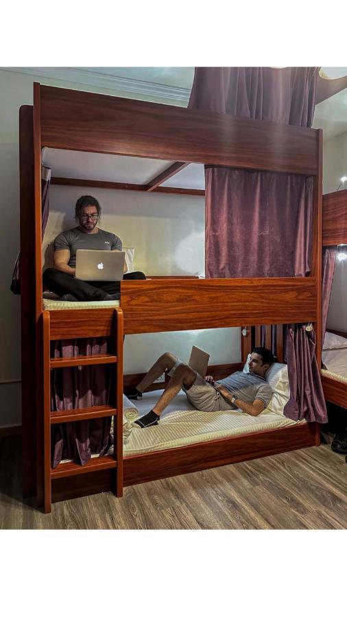 Route 66 Beach Hostel Dubai Ngoại thất bức ảnh